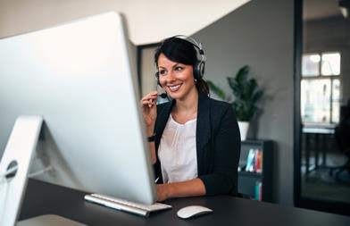 Mitarbeiterin mit Headset