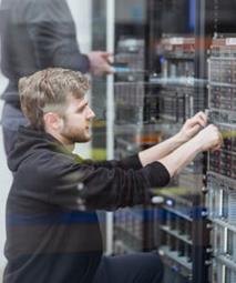 Techniker im Rechenzentrum